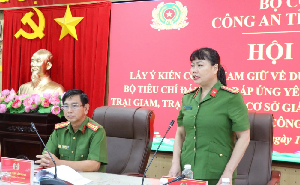 Colonel Nguyen Thi Que Thu - Deputy Director of the Department of Police for Management of Temporary Detention, Temporary Detention and Criminal Judgment Enforcement in the Community spoke at the Workshop to collect opinions from detention facilities on the Draft Green Transformation Project. Photo: Tien Dung/An Giang Police