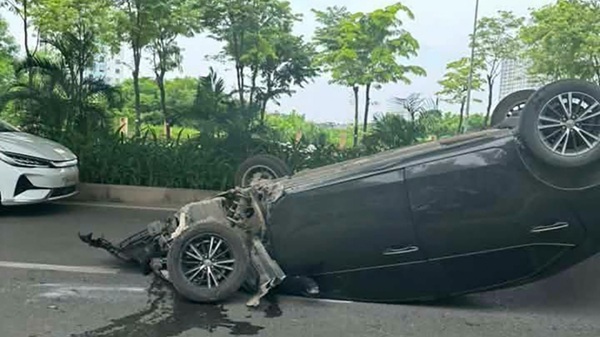 Scene of a 5-seater car hitting a guardrail and overturning on Pham Van Dong street, Hanoi. Photo: Nguyen Dinh Quan