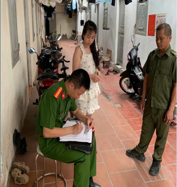 Phuc Thinh Commune Police working at the boarding house area. Photo: Provided by Phuc Thinh Commune Trade Union