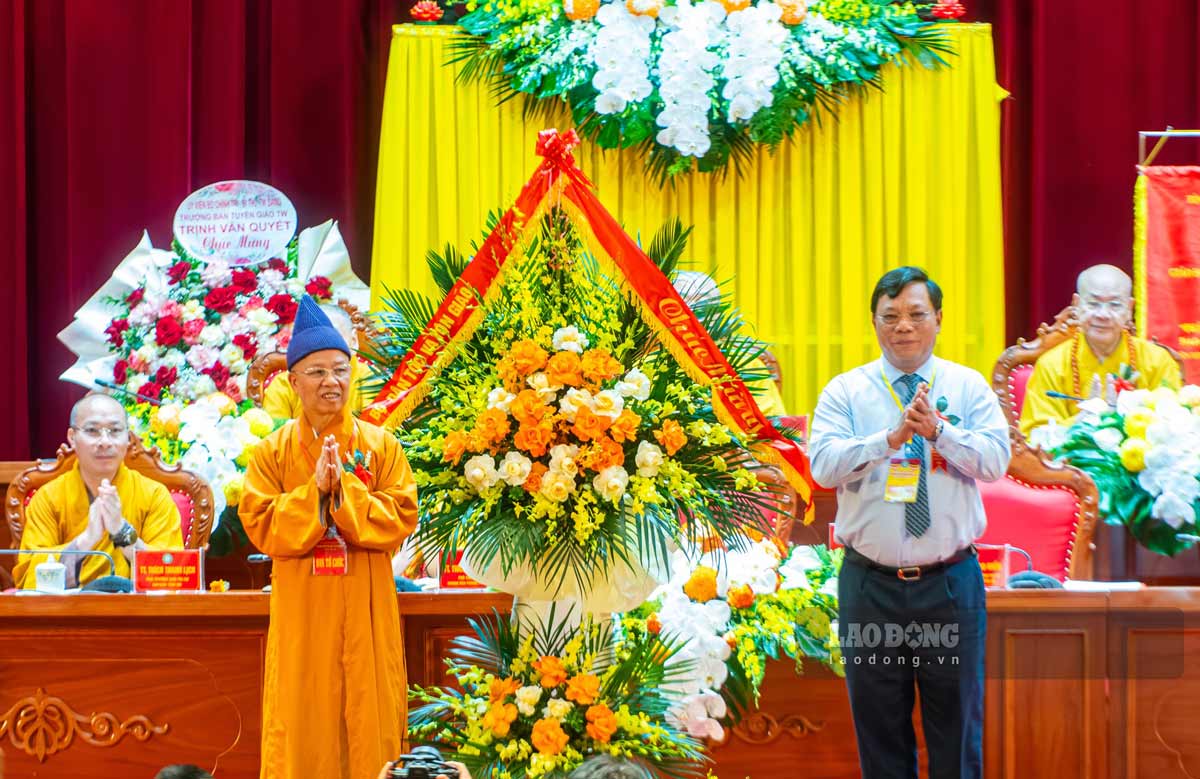 Deputy Minister of Ethnic Minorities and Religious Affairs Nguyen Hai Trung presents flowers to congratulate the 6th Quang Ninh Provincial Buddhist Congress, term 2026-2031. Photo: Quoc Nam