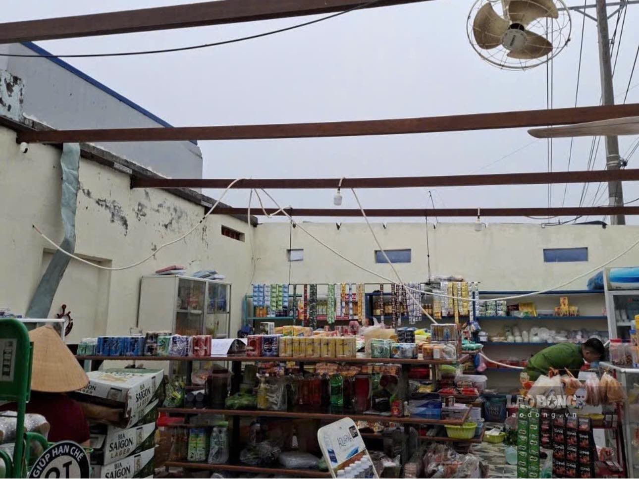 The roof of a grocery store household was blown off. Photo: Pham Duy
