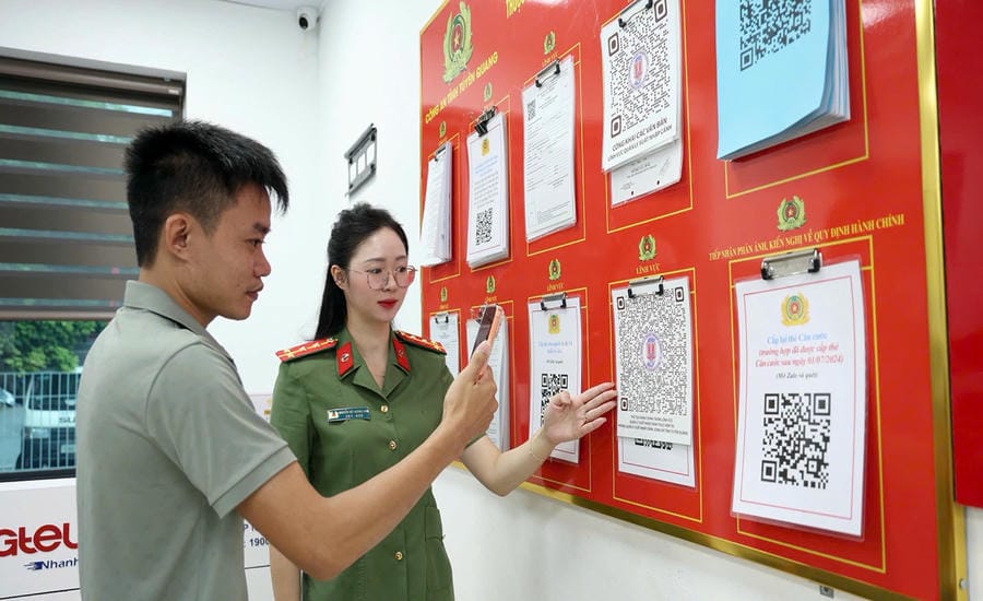 Officials of the Immigration Management Department guide people to carry out Immigration management procedures at the centralized reception and result-returning department of Tuyen Quang Provincial Police. Photo: Ministry of Public Security