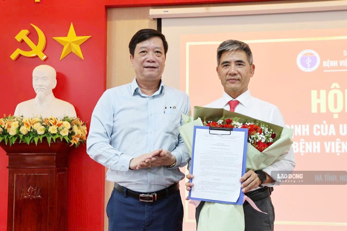 Dr. Nguyen Minh Duc - Director of Ha Tinh Department of Health presents the decision to appoint the Director of Ha Tinh Traditional Medicine Hospital to Dr. Nguyen The Phiet (right cover). Photo: Tran Tuan
