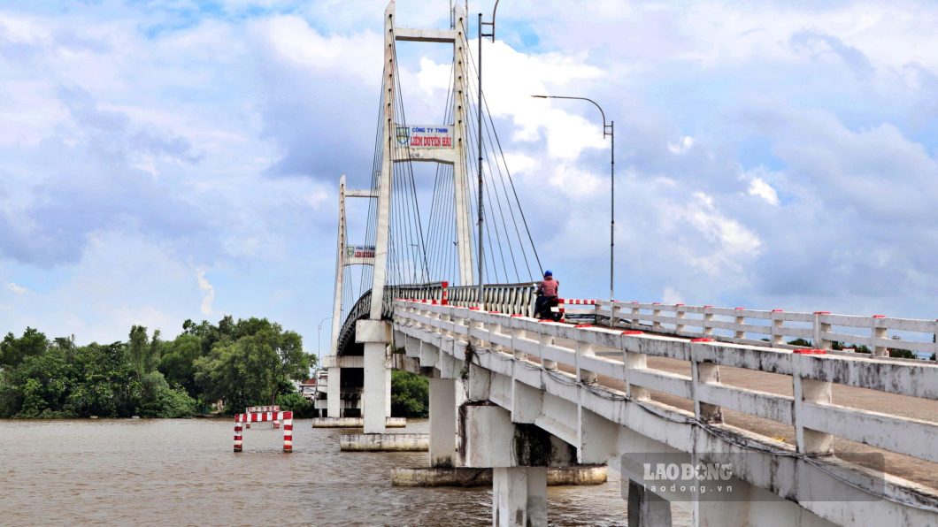 Cầu Rạch Ráng, xã Trần Văn Thời, Cà Mau có dấu hiệu xuống cấp nguy cơ tai nạn giao thông. Ảnh: Nhật Hồ.