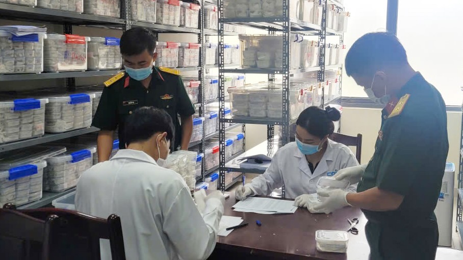 The working delegation of the Hue City Military Command handed over samples of martyrs' remains to the Vietnam Academy of Science and Technology. Photo: Hue City Military Command