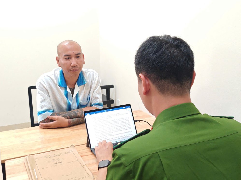 Công an lấy lời khai Lê Văn Phú (tức Phú Lê). Ảnh: Công an TP Hà Nội 