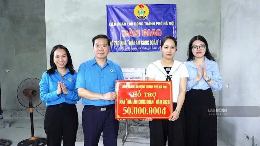 Mr. Nguyen Huy Khanh - Vice Chairman of the Hanoi Labor Federation awarded financial support for building Trade Union Shelter houses for union member Tran Thi Hieu. Photo: Kieu Vu