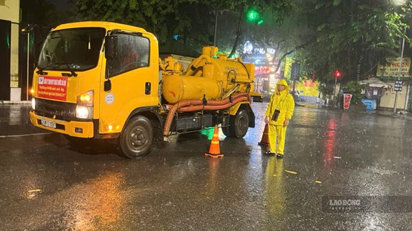 Hanoi mobilized about 200 suction trucks, tanker trucks and many vehicles, large capacity pumps, maintaining 24/24 hour duty to respond to heavy rain and flood prevention. Photo: Minh Hanh