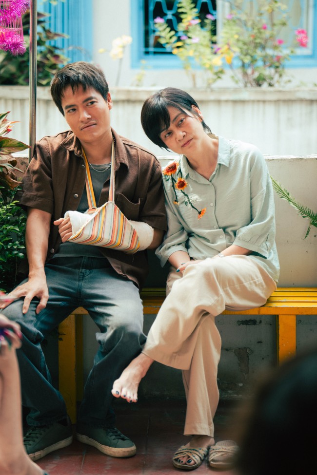 Võ Tấn Phát (vai Tâm), chàng trai giao vịt đã trở thành người “điều phối” tang lễ một cách thuần phục, trơn tru nhưng vẫn mãi là “con trai cưng” của NSƯT Tuyết Thu (vai Bà Lan). Ảnh: Đoàn phim cung cấp.