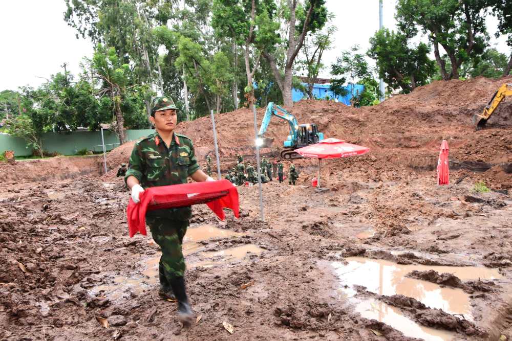 Lực lượng chức năng mở rộng phạm vi tìm kiếm, quy tập hài cốt liệt sĩ tại Khu B, Công viên Lê Thị Riêng. Ảnh: Bộ Tư lệnh TPHCM