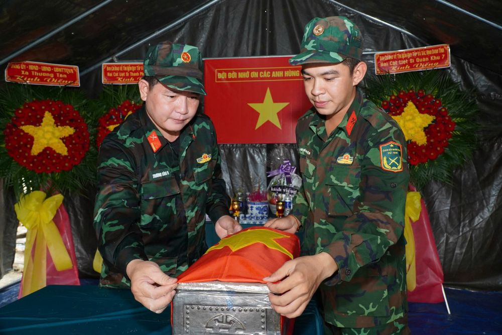 Lực lượng tìm kiếm, quy tập hài cốt liệt sĩ tại khu vực mộ tập thể ở ấp Lạc An 3, xã Thường Tân. Ảnh: Bộ Tư lệnh TPHCM