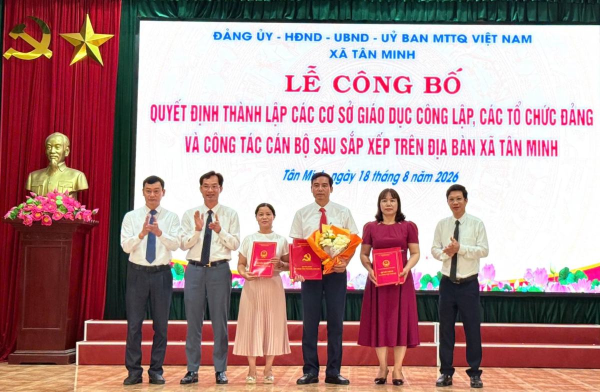 La commune de Tân Minh annonce la décision de fusionner les écoles et de nommer le titre de directeur. Photo: Commune de Tân Minh - Ville de Hải Phòng