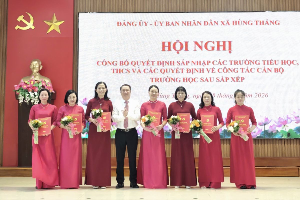 Lãnh đạo xã Hùng Thắng trao Quyết định và tặng hoa cho đại diện Ban Giám hiệu các trường học. Ảnh: Cổng TTĐT Hải Phòng