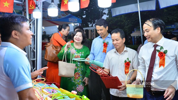 150 gian hàng quảng bá sản phẩm hợp tác xã miền Bắc tại Hà Nội. Ảnh: Minh Hạnh