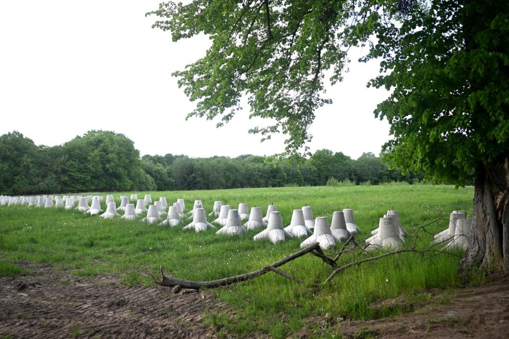 Concrete anti-tank fence of the Eastern Shield defense system along the Polish-Russian border. Photo: AFP
