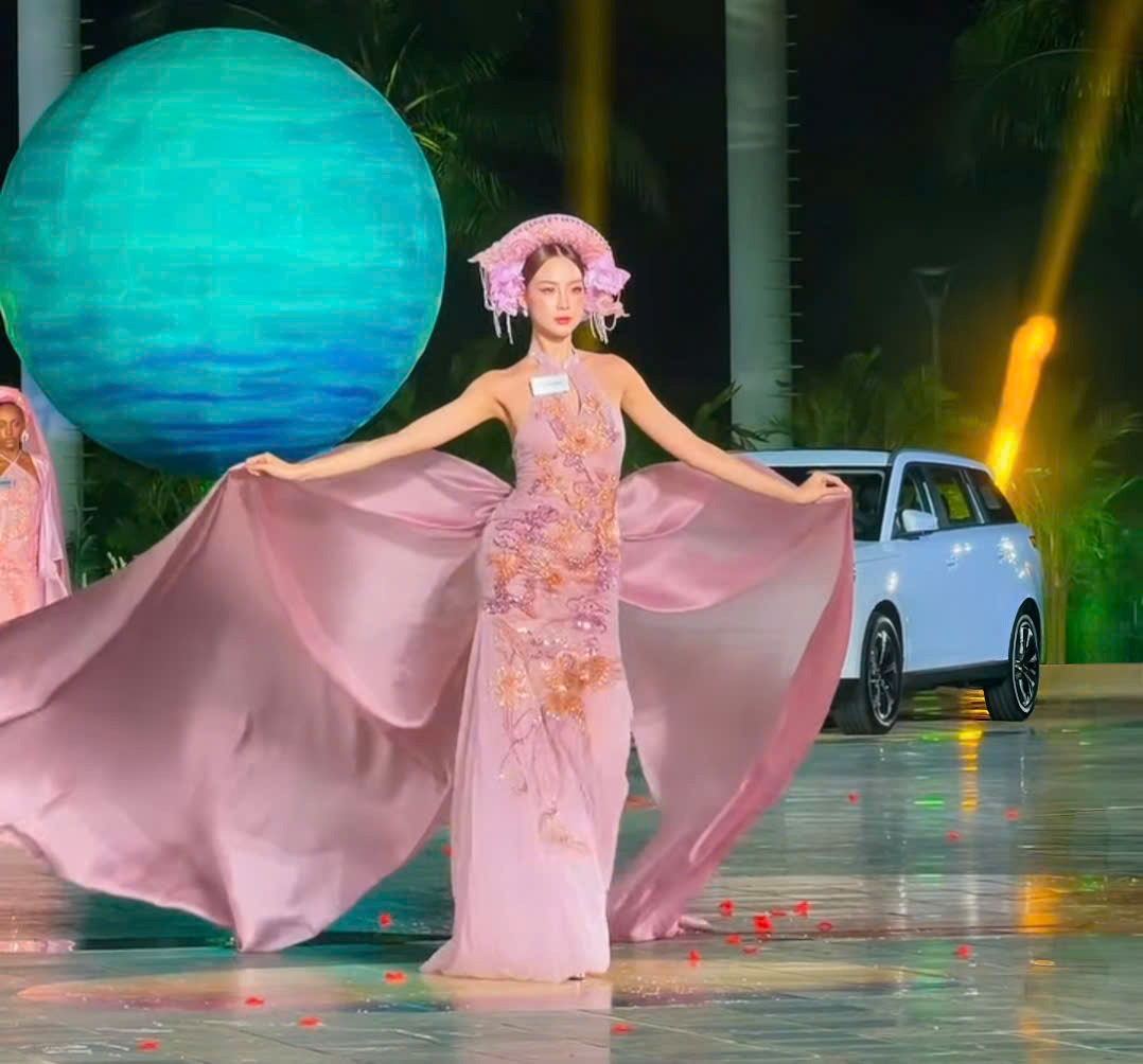 Miss World Vietnam Le Nguyen Bao Ngoc performs at the competition night. Photo: Doi Rong International Tourist Area