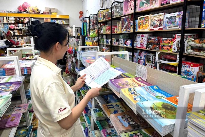 Parents looking to buy textbooks for the new school year. Photo: Van Cuong