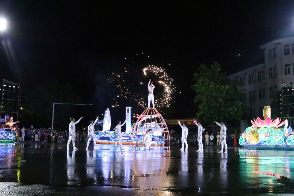 Màn biểu diễn xiếc kết hợp hiệu ứng ánh sáng thu hút khán giả tại Carnival Nghệ An 2026. Ảnh: Duy Chương