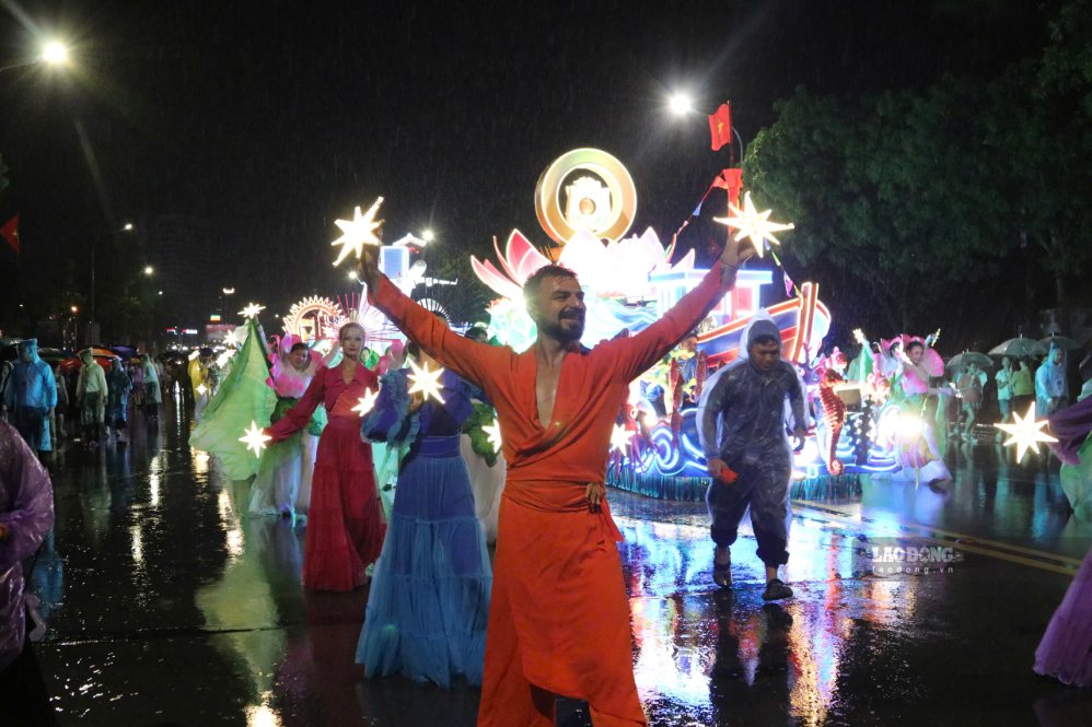 International artists perform amidst the parade, stirring up the Carnival atmosphere. Photo: Duy Chuong