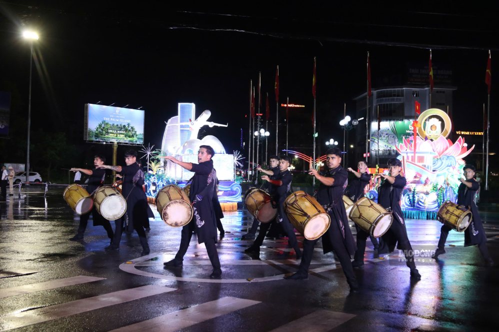 Màn trình diễn trống với tiết tấu mạnh mẽ tạo điểm nhấn tại Carnival Nghệ An 2026. Ảnh: Duy Chương