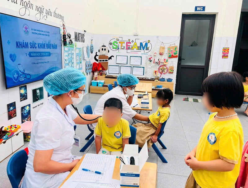 En la mañana del 18 de agosto, la Estación de Salud Comunal de O Dien organizó exámenes médicos periódicos gratuitos para niños y estudiantes en la Escuela Infantil Tan Hoi. Foto: Departamento de Salud de Hanoi