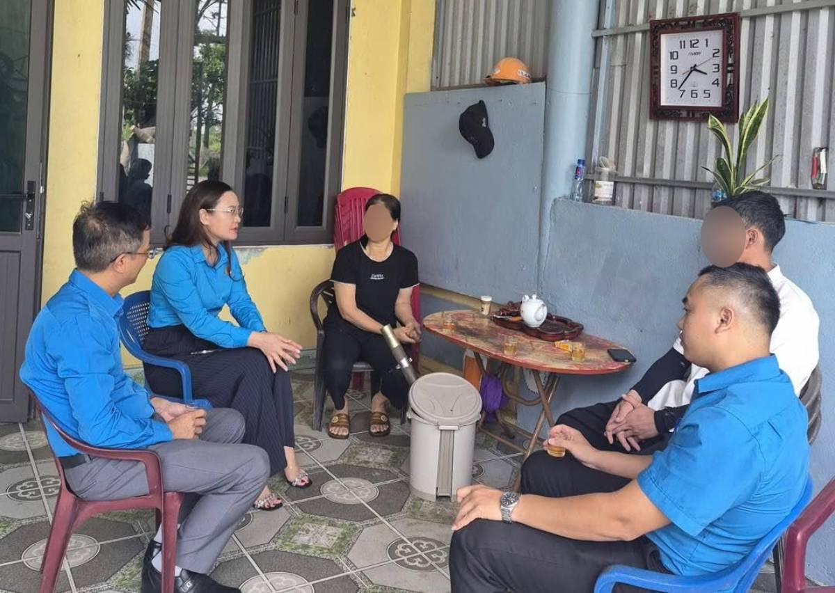 Ninh Binh Provincial Labor Federation visits and encourages the family of union member Nguyen Dinh V. Photo: Ninh Binh Trade Union