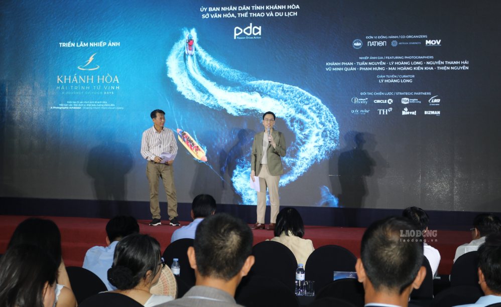 Ông Ace Lê - Tổng Biên tập Art Nation, Cố vấn nghệ thuật Triển lãm và ông Lý Hoàng Long - Giám tuyển Triển lãm cùng chia sẻ về quá trình để sáng tạo “Hải trình Tứ Vịnh” của Khánh Hòa. Ảnh: Phương Linh