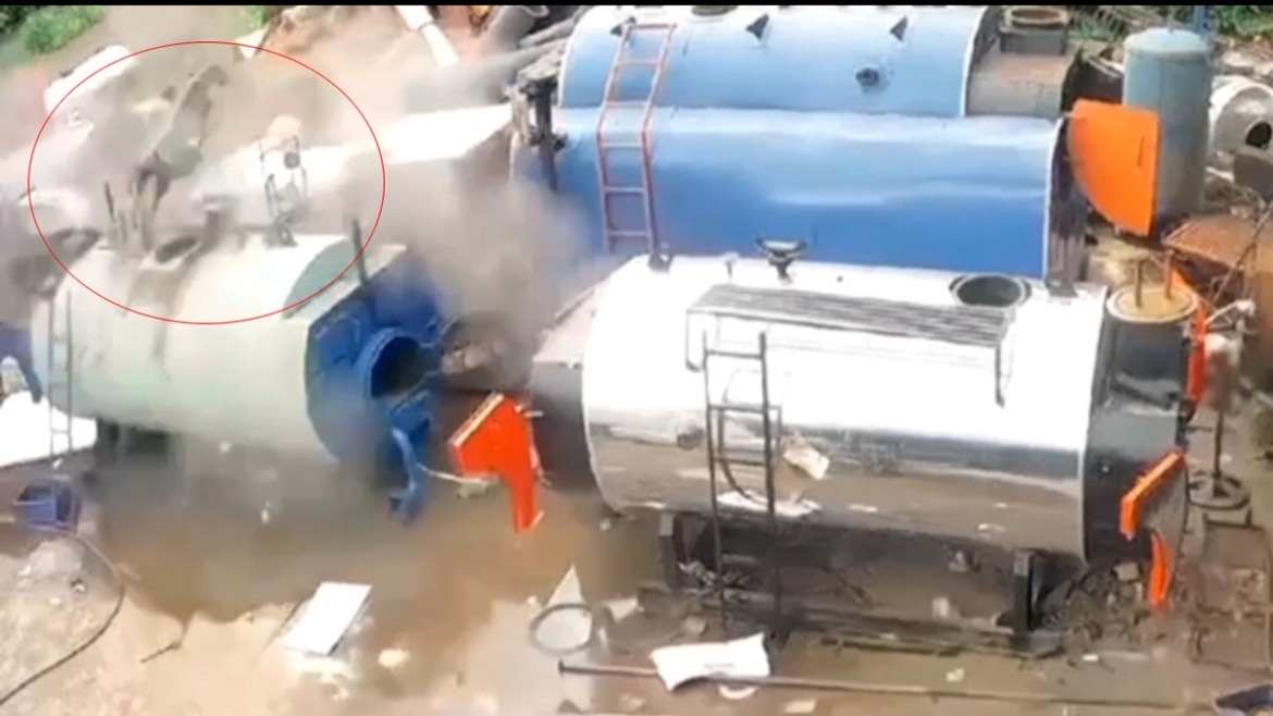 Dong Nai City Police are investigating and clarifying the explosion of a boiler that killed 1 person in Phuoc Binh ward. Photo: Reader provided