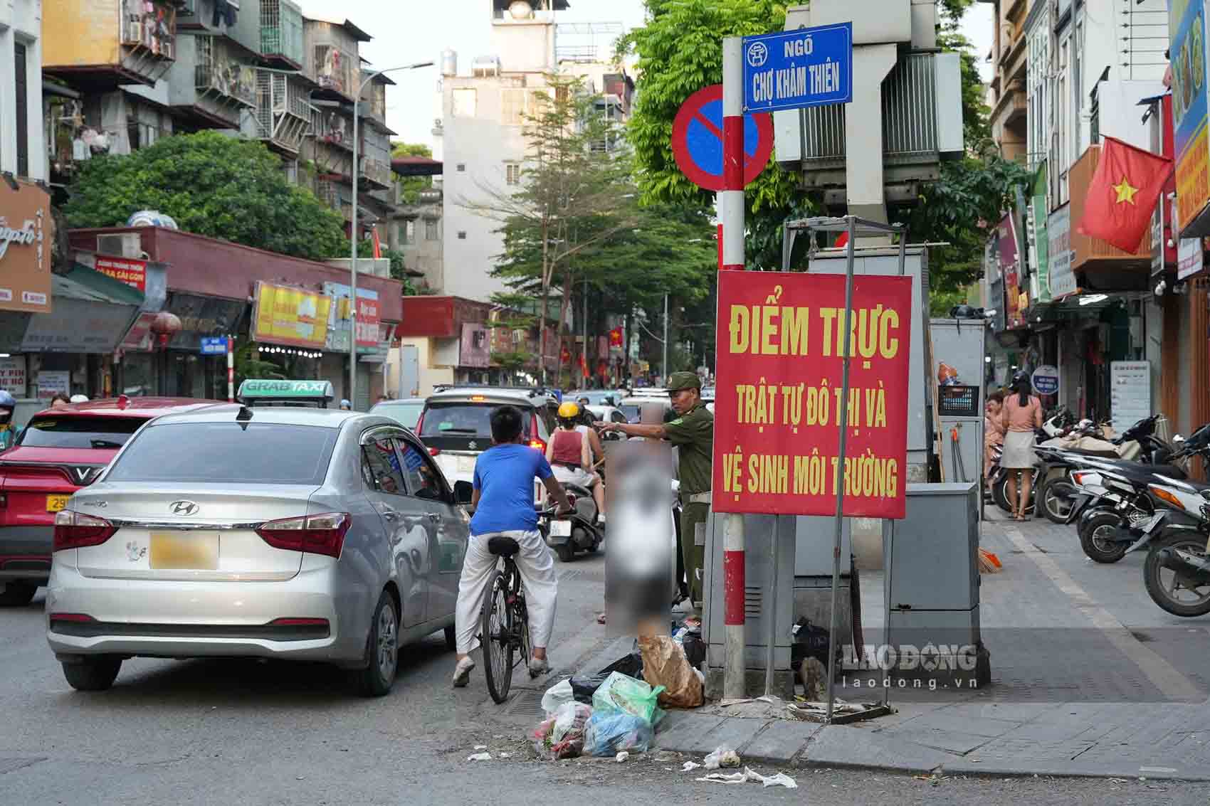 The restriction of taxis and contract cars under 8 seats on Kham Thien street is implemented from August 21, 2026. Photo: Huu Chanh
