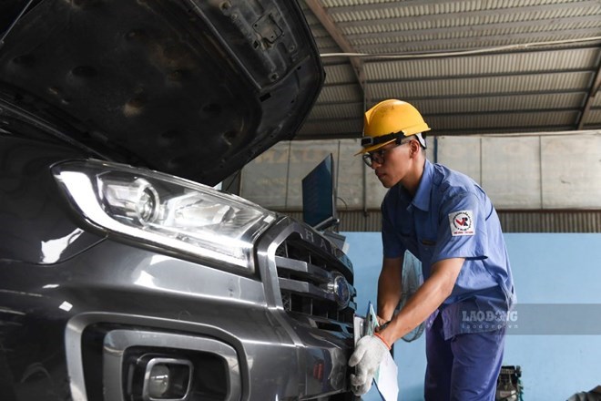 When the tripod rubber is degraded, vibration from the car engine easily transmits into the cabin, causing noise and discomfort when driving. Photo: Hai Nguyen