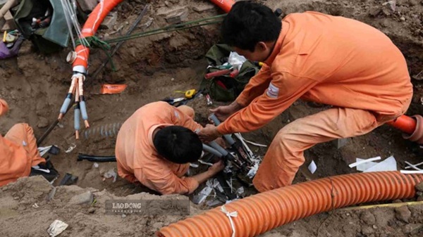 Hanoi City adjusts traffic on 6 streets from August 19 to underground cables in the afternoon. Photo: Hai Nguyen
