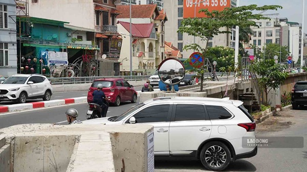 Hanoi adjusts traffic on Nghi Tam street from August 20 to construct Tu Lien bridge. Photo: Huu Chanh