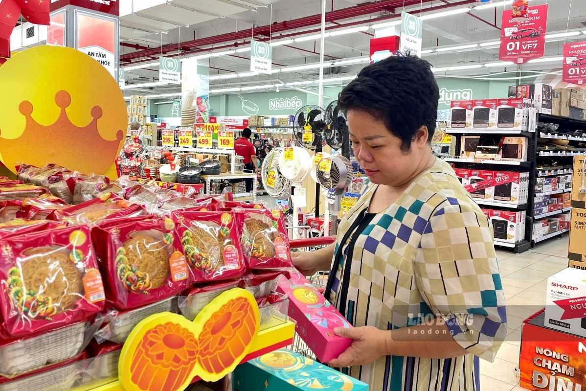 Giá bánh trung thu tăng, người dân chuộng hương vị truyền thống. Ảnh: Thanh Bình 
