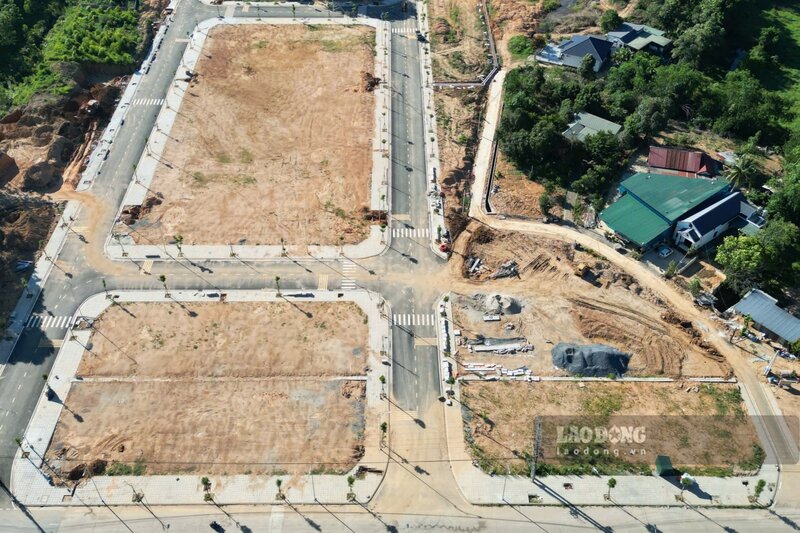 Resettlement areas are all built with internal traffic roads, drainage, lighting, power supply... Photo: To Cong