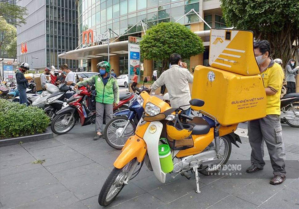 Ensuring postal safety through identification and postcard tracking. Photo: GH