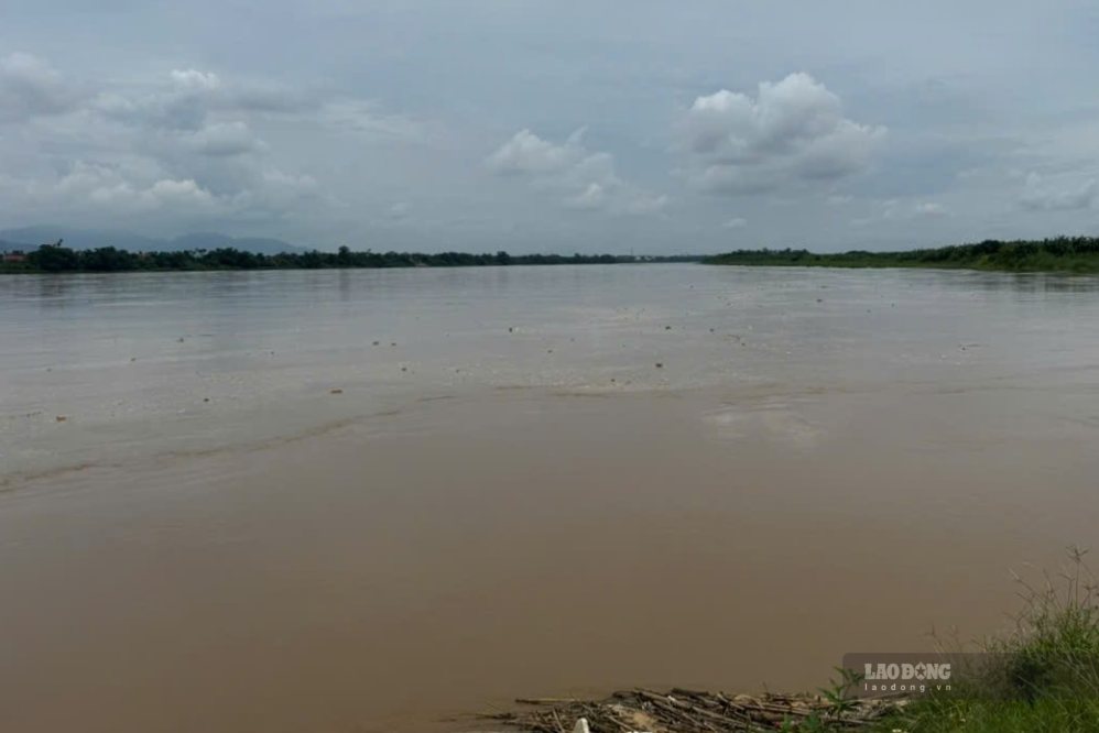 The water level of the Thao River (the main stream of the Red River) is rising slowly. Photo: To Cong