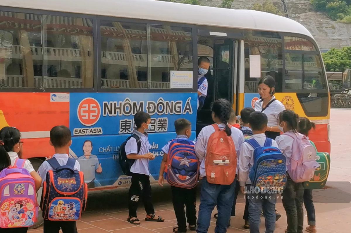 Giáo viên tại một trường khu vực miền núi Quảng Ninh điểm danh học sinh trước khi lên xe ô tô do nhà trường bố trí hỗ trợ đưa đón. Ảnh: Đoàn Hưng