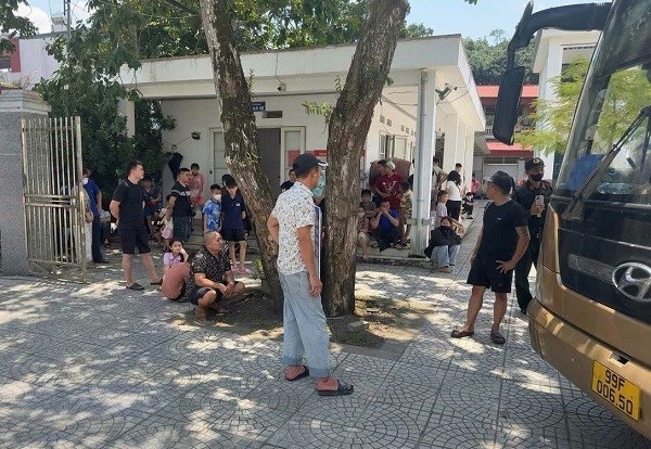 Phu Tho Provincial Police said that the passenger car of Dai Thu bus company carried up to 48 people over the prescribed number. Photo: Phu Tho Provincial Police