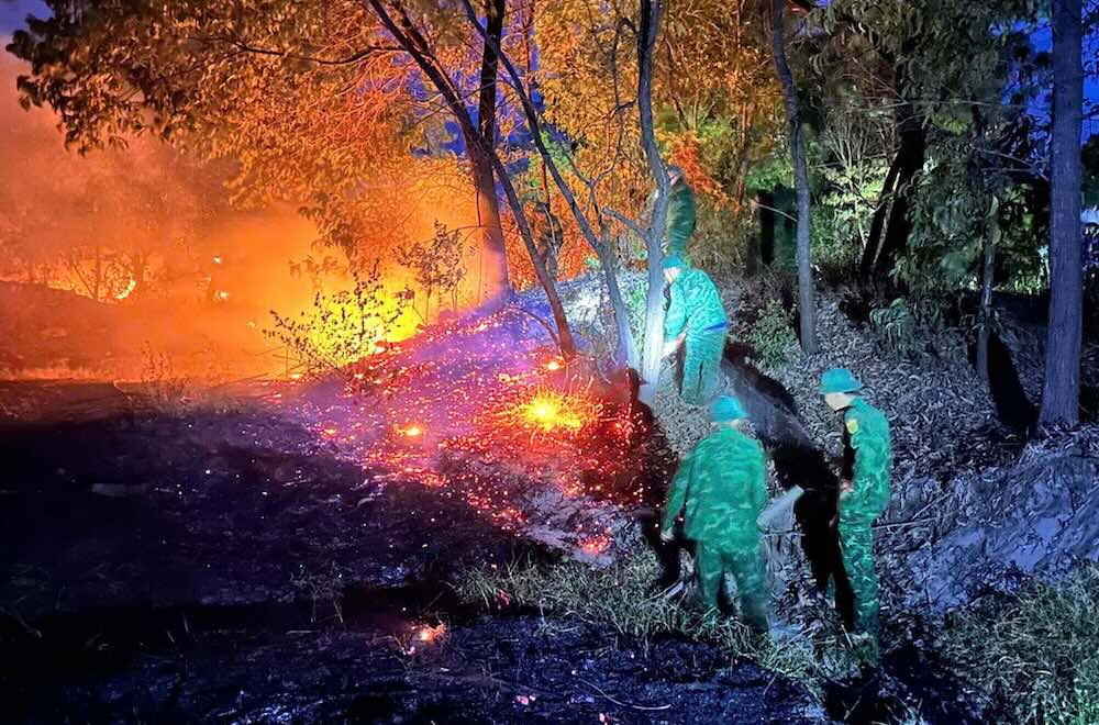 Officers and soldiers participate in firefighting. Photo: Hue City Border Guard