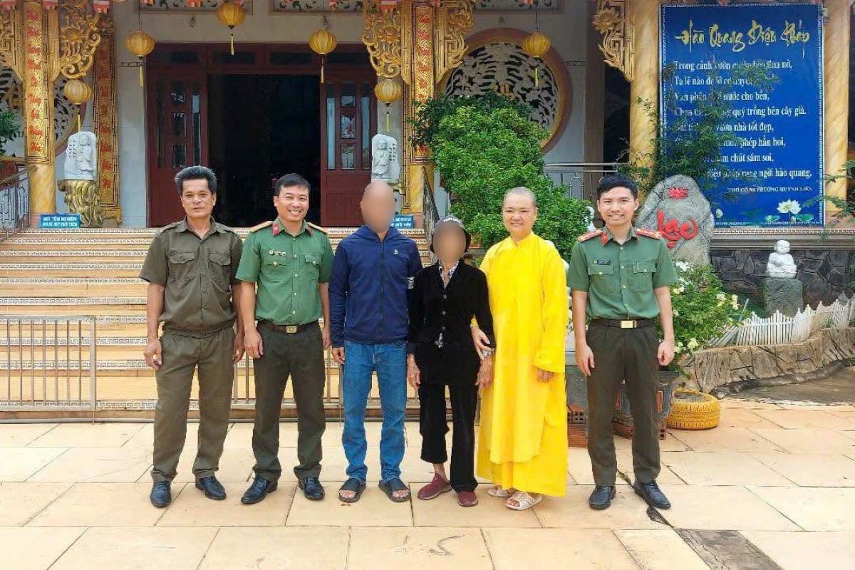 La police du quartier de Tân Thành (Hô Chi Minh-Ville) aide à s'occuper de la vieille dame de 83 ans perdue et à la réunir avec sa famille. Photo: CA Tân Thành