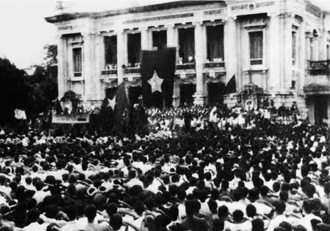 On August 19, 1945, tens of thousands of people in the Capital gathered in front of the Hanoi Opera House, celebrating the successful revolution. Archive photo: VNA
