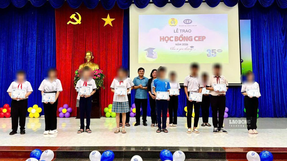 Tổ chức Tài chính vi mô CEP trao học bổng, tiếp sức học sinh khó khăn tại Vĩnh Long trước thềm năm học mới 2026-2027. Ảnh: Hoàng Lộc