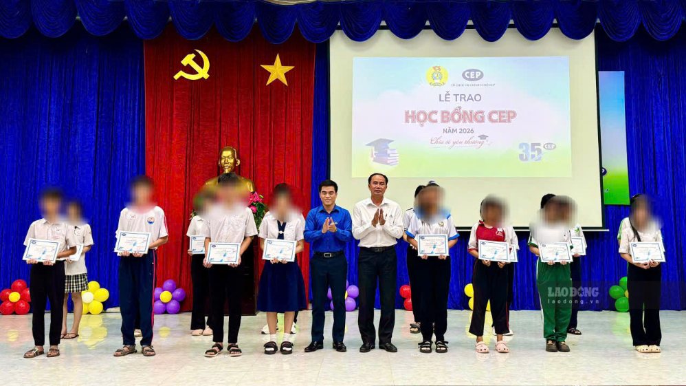 CEP scholarships contribute to supporting disadvantaged students to have more conditions to prepare for the new school year. Photo: Hoang Loc