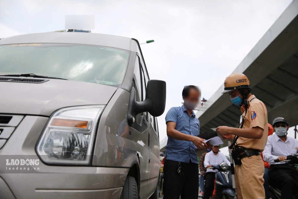Decree No. 319/2026/ND-CP stipulates that data from journey monitoring devices is used as a basis for handling violations. In the photo, Traffic Police Team No. 3 of Hanoi City is on duty at the Truong Chinh - Ton That Tung intersection. Photo: Hai Nguyen