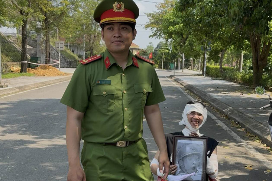 Senior Lieutenant Pham Duc Huynh - Secretary of the Youth Union of A Luoi 1 Commune Police directly participated in the legal propaganda clip. Photo: A Luoi 1 Commune Police.