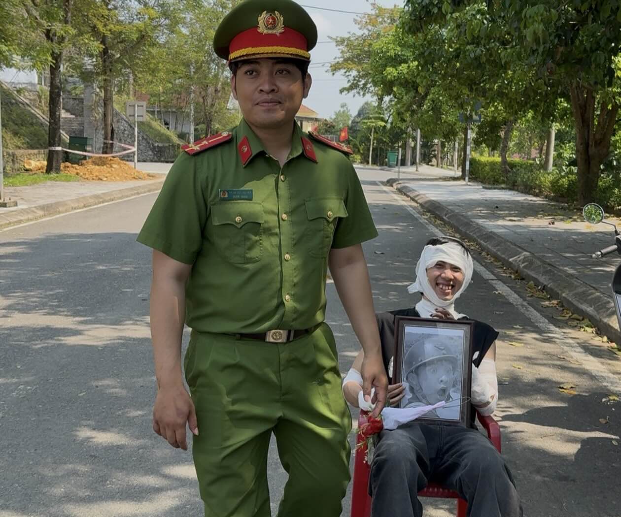 Senior Lieutenant Pham Duc Huynh - Secretary of the Youth Union of A Luoi 1 Commune Police directly participated in the legal propaganda clip. Photo: A Luoi 1 Commune Police.