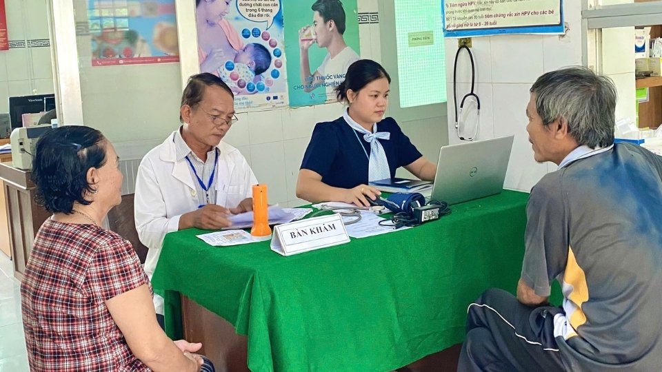 People are given free health check-ups and screenings during the "90 Days and Nights" campaign in Vinh Long. Photo: Vinh Long Department of Health