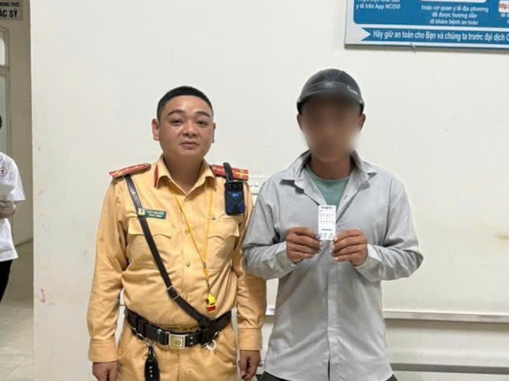 Lực lượng Cảnh sát giao thông kiểm tra, phát hiện người điều khiển phương tiện dương tính với ma túy. Ảnh: Công an tỉnh Phú Thọ
 