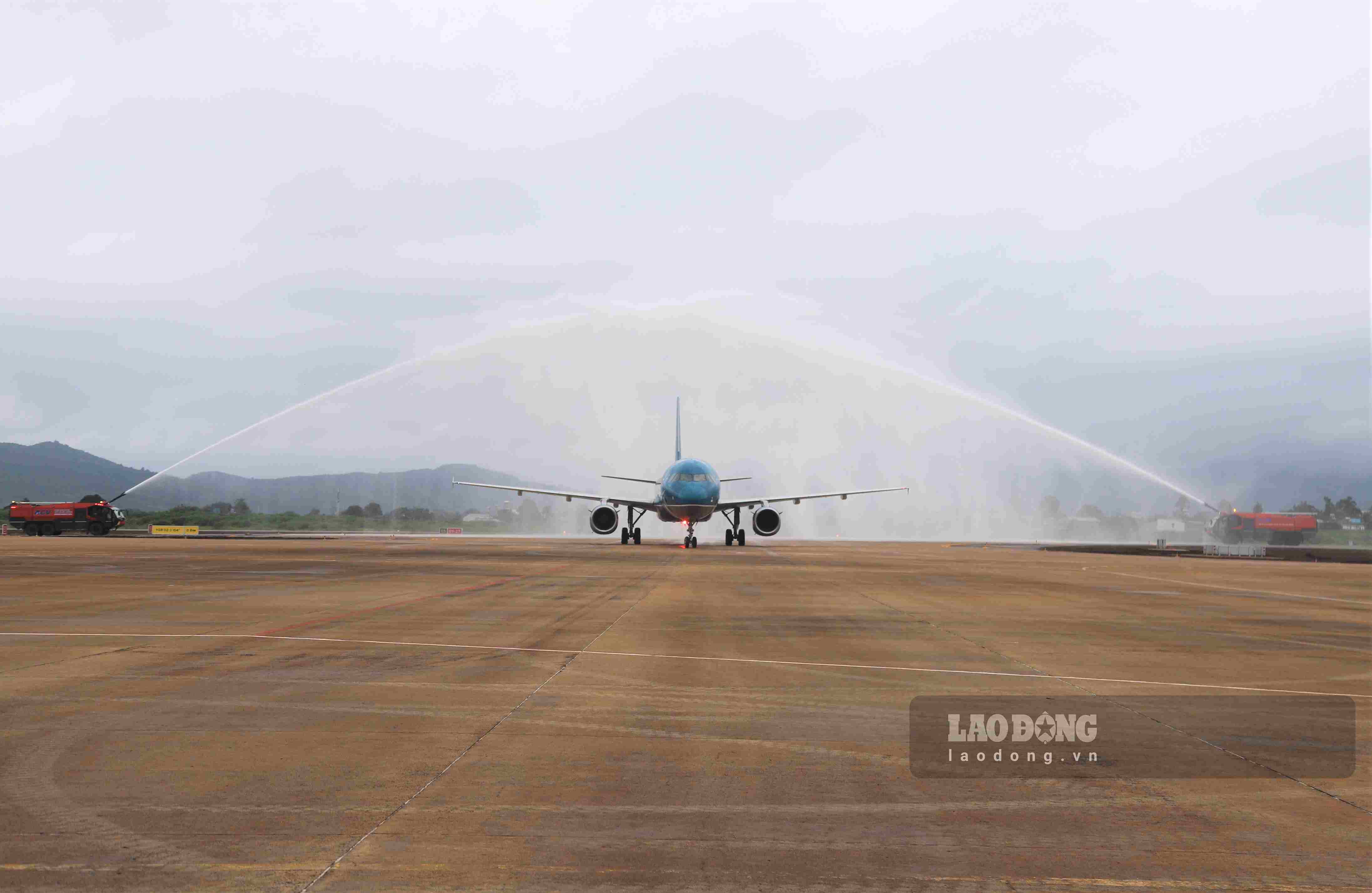 The first flight landed at Lien Khuong airport on the morning of August 19. Photo: Phuc Khanh
