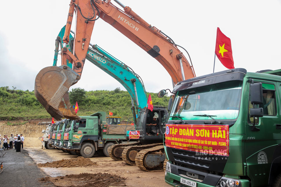 Equipment and machinery start construction of component 2 project of Quy Nhon - Pleiku expressway. Photo: Hoai Phuong